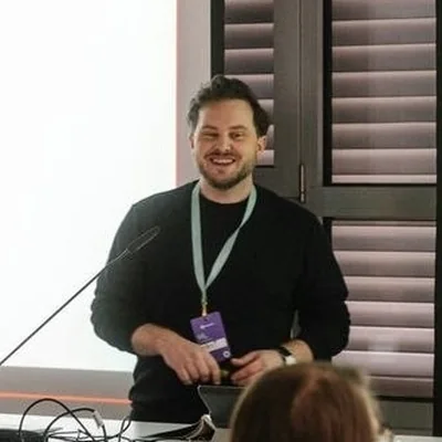 Oliver Dahm als Speaker auf einer Konferenzbühne